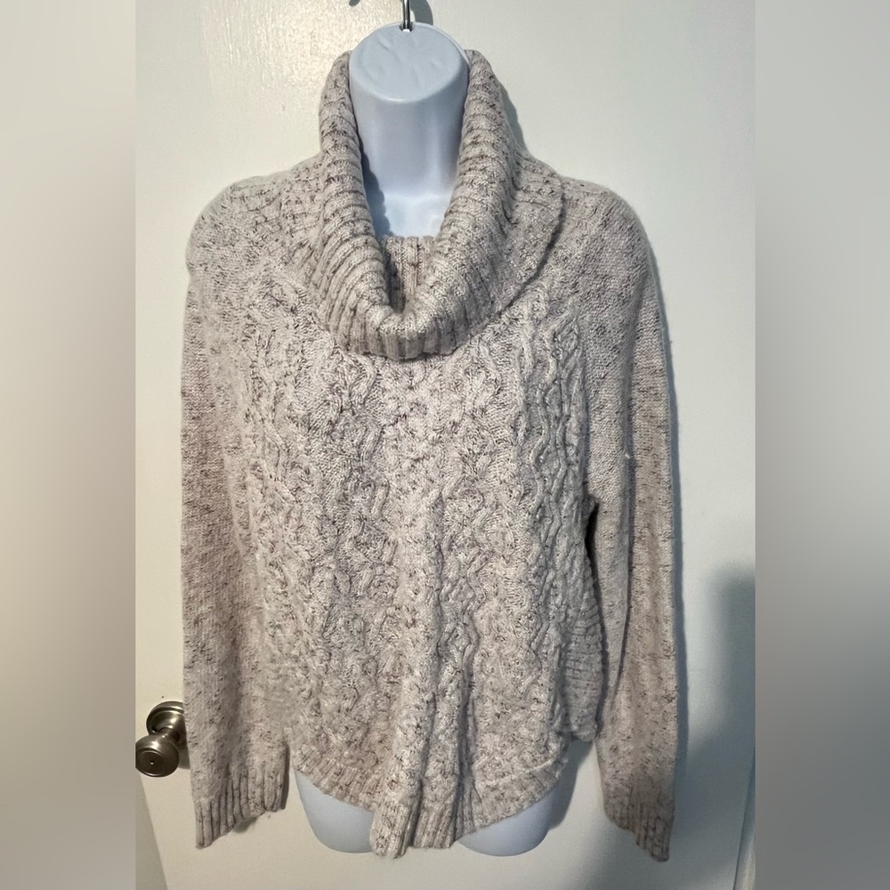 Linda Mattews  size L Multicolor cable knit soft cowl neck.